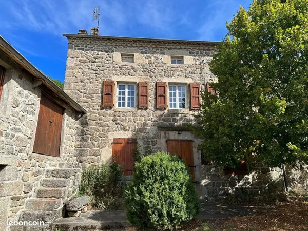 Magnifique corps de ferme en Margeride