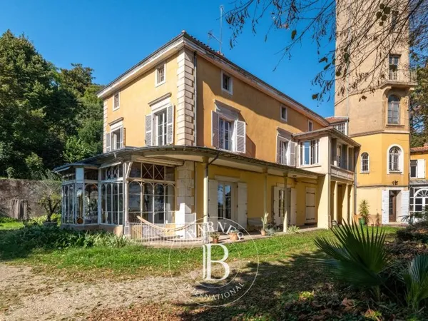 Sainte-Foy-Les-Lyon - Maison de caractère du XVII / XIX ème siècle, d'une surface d'environ 1200 m² 
