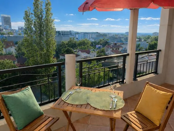 Duplex lumineux F3 avec terrasse, vue dégagée et parking
