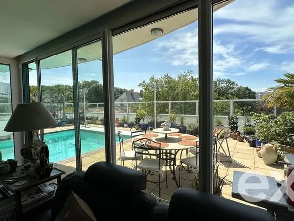 APPARTEMENT DERNIER ÉTAGE AVEC TERRASSE PISCINE