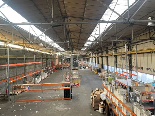 Local 3100 m²