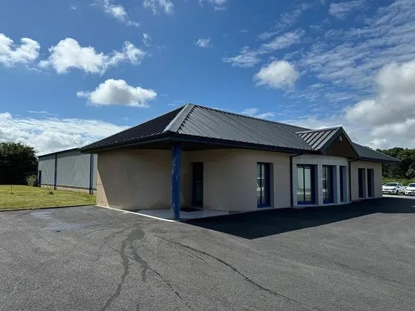Vendre ? Local artisanal avec bureaux à Plouvorn, proche RN12