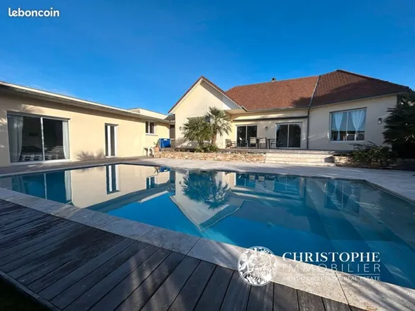 Maison 7 pièces 240 m²