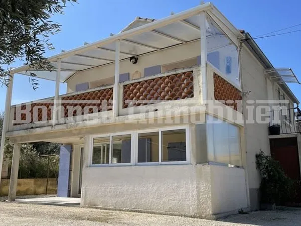 Villa en excellent état à Nyons, divisée en 2 appartements T3