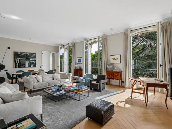 Neuilly - Élégant triplex familial de standing avec studio indépendant