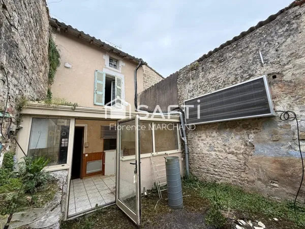 Maison 5 pièces avec jardin, garage et dépendane- Fort potentiel à rénover en plein centre ville de 