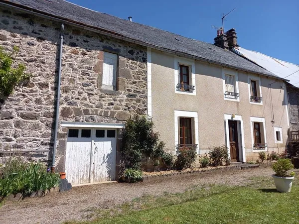 Maison avec grange et étable, mitoyen d'un côté.