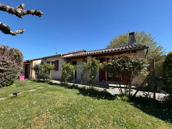 A vendre charmante VILLA de plain pied type 4 avec garage indépendant et terrain paysagé
