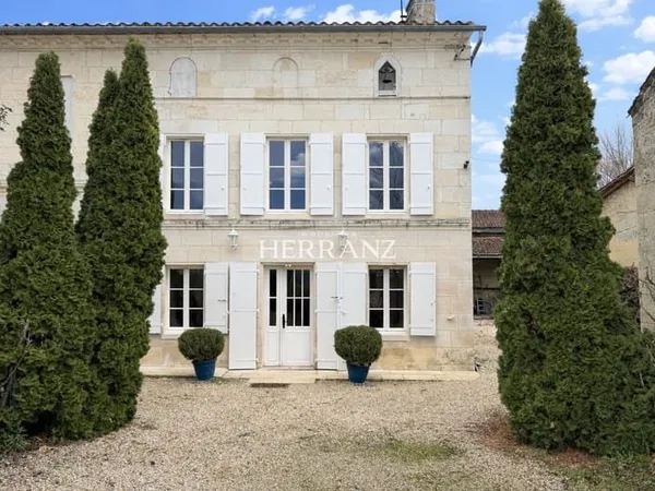 Élégante maison en pierre avec dépendances au coeur d'Izon