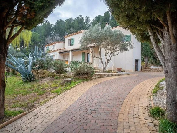 Maison 6 pièces 241 m²
