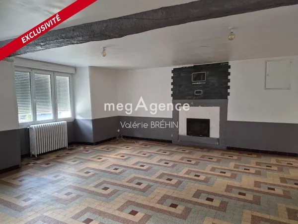 Le Genest Saint Isle. Maison de 114 M² environ avec pièce de vie de 36 M² avec cheminée insert, 3 ch