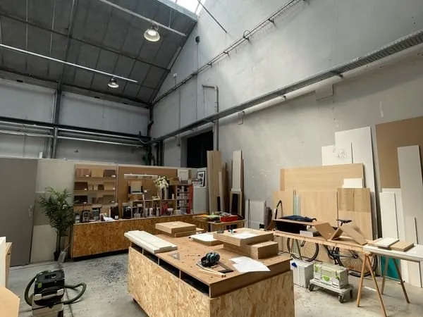 Atelier/Local 40m² Extérieur + Salle de coworking + Salle de restauration