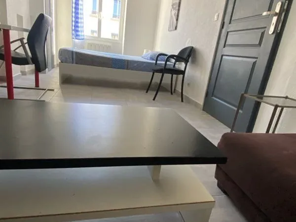 Grande chambre supérieure meublée disponible tout de suite