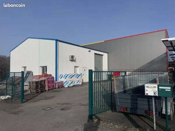 Local artisanal 144 m² + terrain 504 m² - Zone industrielle de la Guerche - Saint-Brevin-les-Pins