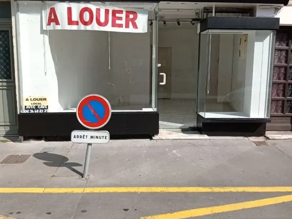Proximité centre ville sur avenue très passante, stationnement gratuit, local avec sous sol tbe