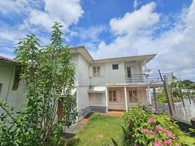 Maison de ville F5 à rénover.