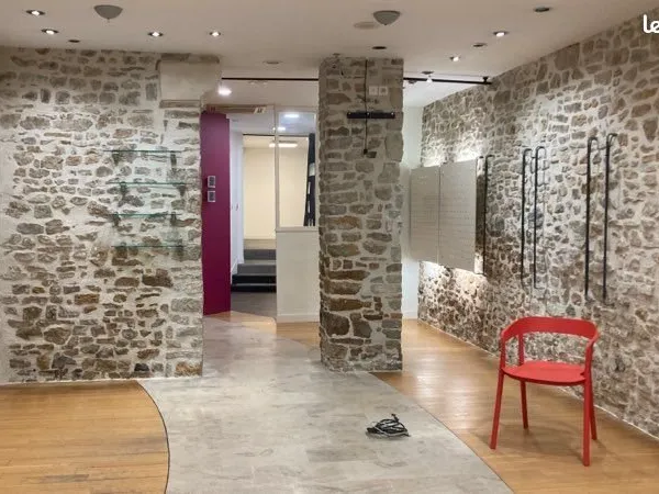 Local commercial 80m2 centre
