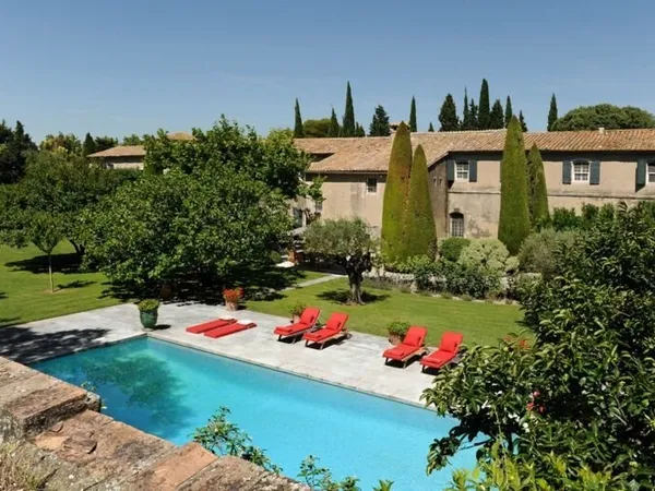 Magnifique propriété sur deux hectares au coeur de la Provence. Piscine et tennis.