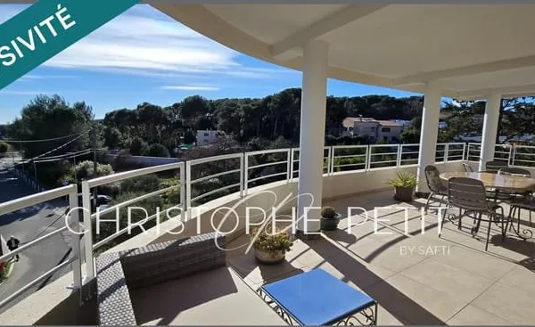 Magnifique 4 pièces de 100m² avec terrasse de 42m² sud et vue mer, garage et cave