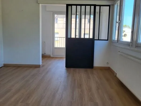 2 Pièces rénové avec balcon et parking