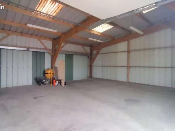 Local 90m2 proche voie express