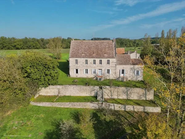 Château fort du 14ème siècle en position élevée