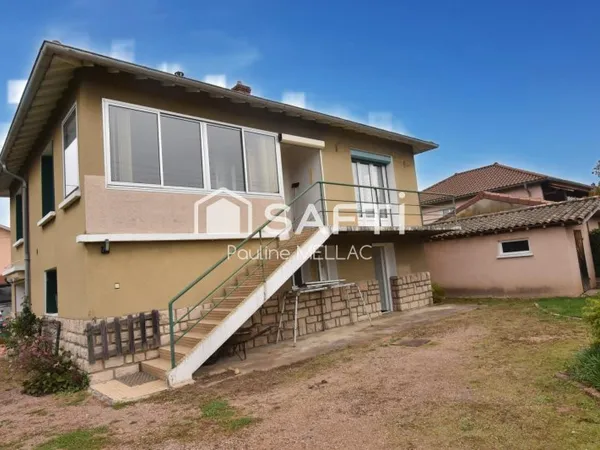 Idéalement située à Charnay les Mâcon, à proximité des services et commerces, cette maison individue