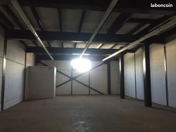 Local industriel 122 m²