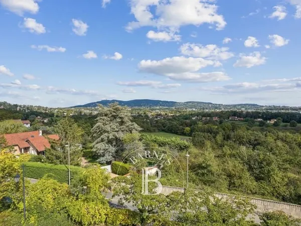 DARDILLY - appartement de 128 m² avec plusieurs terrasses - trois chambres - garage double