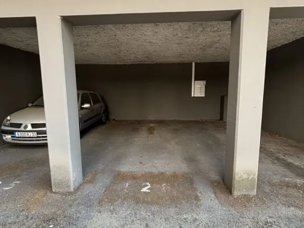 Parking couvert dans résidence sécurisée aux Chartrons