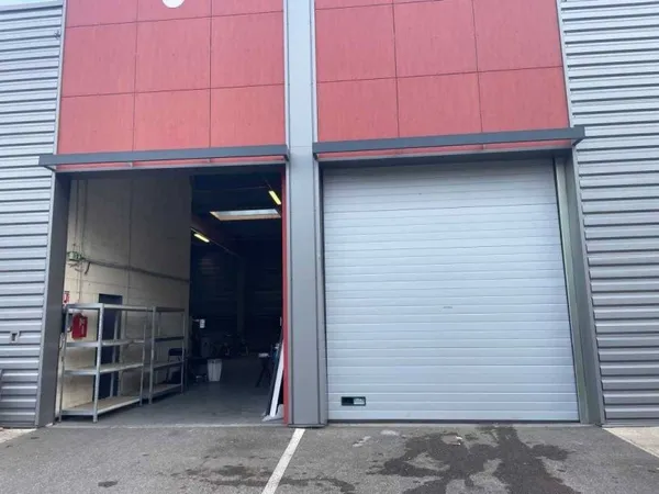 Local d'activité 911 m²