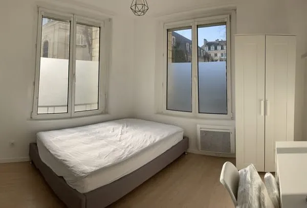 CAEN CENTRE- CHAMBRE MEUBLEE DANS COLOCATION DE 115 M2 - LIB