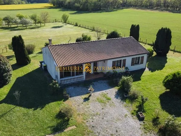 Plain-pied à rafraichir avec parc, grange et dépendances