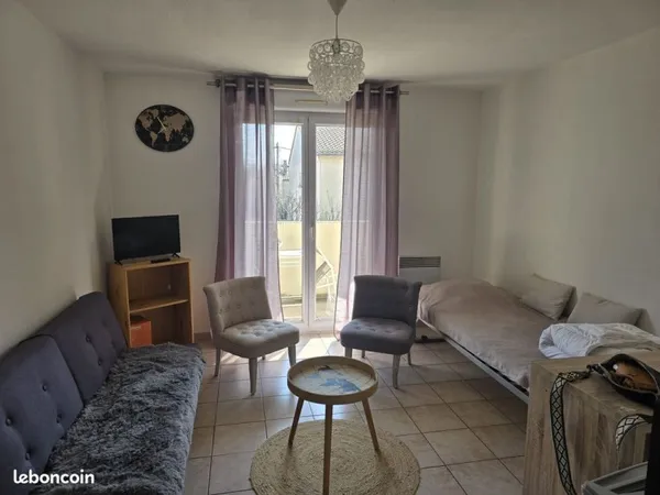 Studio meublé en bail précaire (2 à 6 mois)