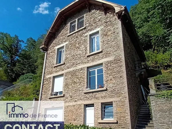 Maison en pierre avec magnifique vue sur la vallée du Lot.