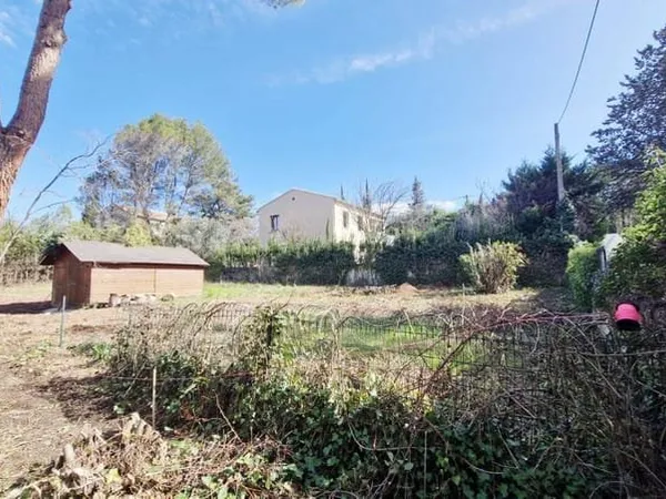 Terrain 728 m²