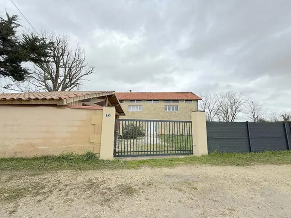 A LOUER MAISON DE 160 M2 AVEC JARDIN - SECTEUR AMBARES ET LAGRAVE / SAINT VINCENT DE PAUL