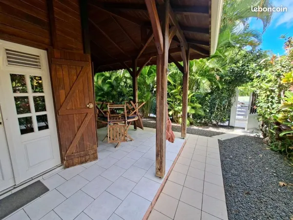 F2 meublée avec PISCINE et CARBET