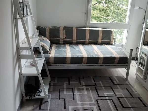 Chambre meublée