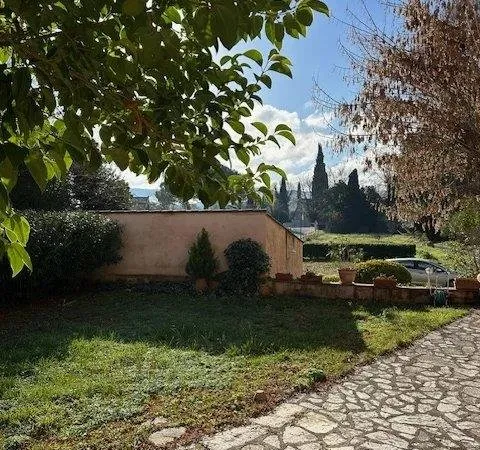 Maison de village avec jardin et deux garages