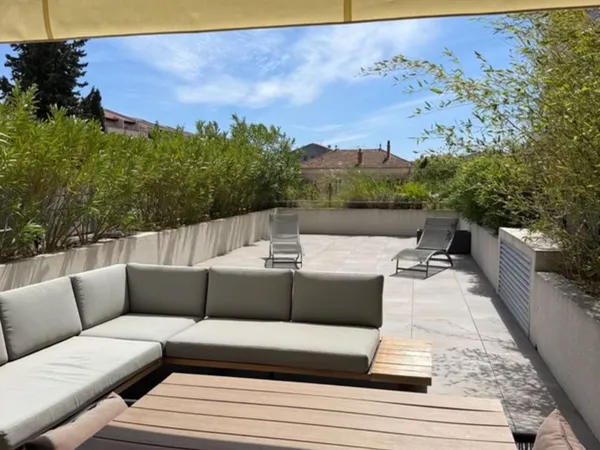Coup de coeur, magnifique T3 traversant au centre ville de Hyères, grande terrasse et balcon, garage