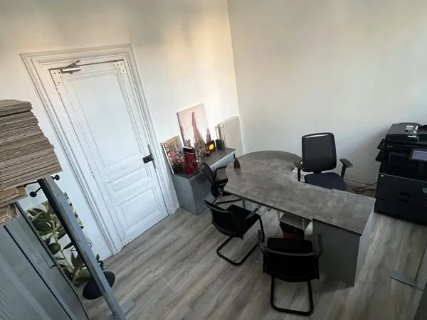 Magnifique bureau lumineux, meublé, haut de plafond dans bel immeuble haussmanien