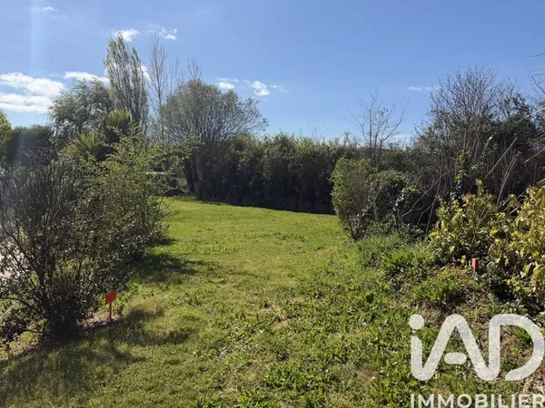 Terrain 585 m²