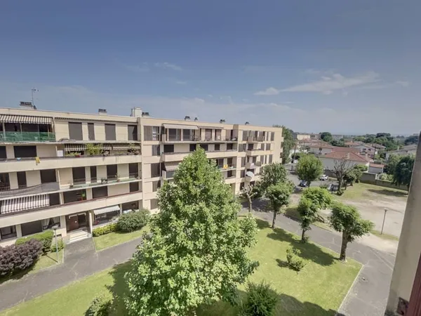 Appartement lumineux avec balcon sur parc, dans résidence sé
