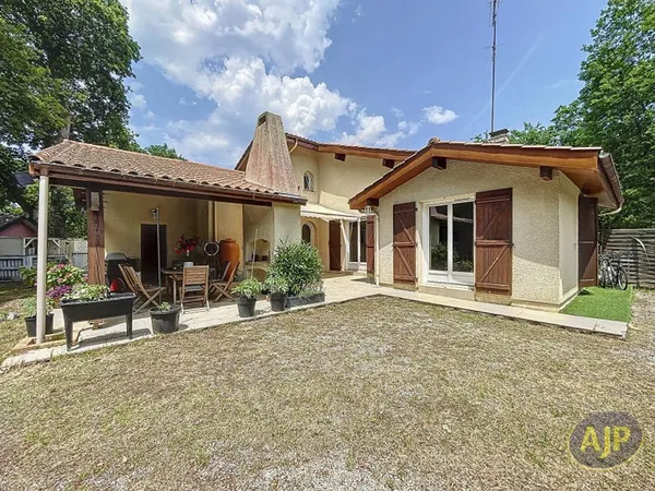 GUJAN MESTRAS (33470) - Maison T5 de 142 m² environ avec piscine.