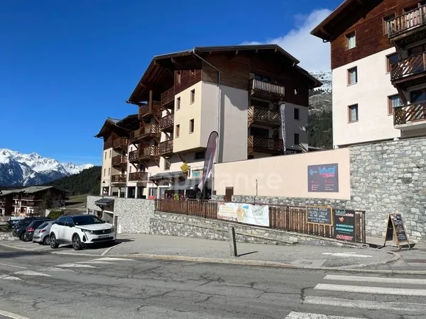 En Savoie (73), à vendre en station de ski, murs commerciaux, bien situé