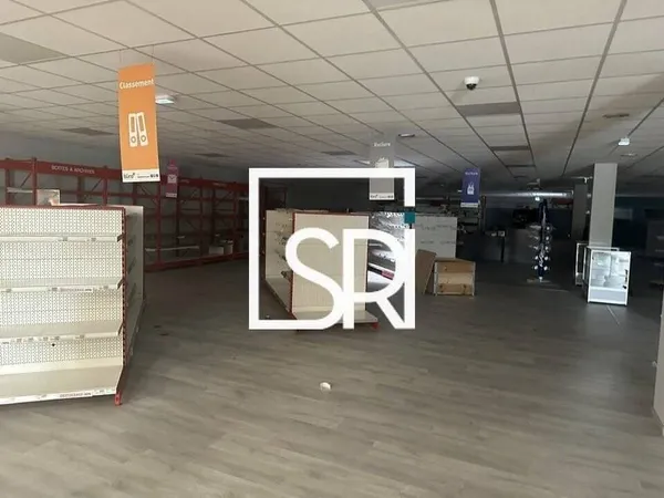 Local commercial 800 m²