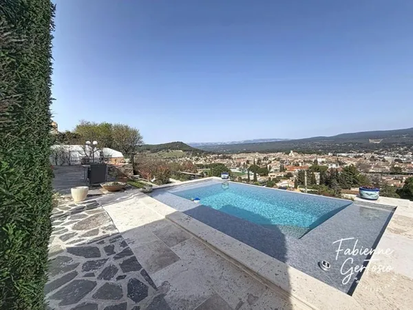 LE BEAUSSET ! Maison d'architecte de 204m2 avec vue panoramique
