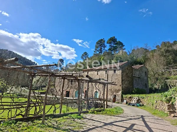 Maison dans hameau terrasses et jardin
