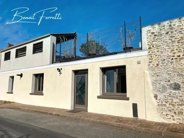 Située centre bourg, proche mer
